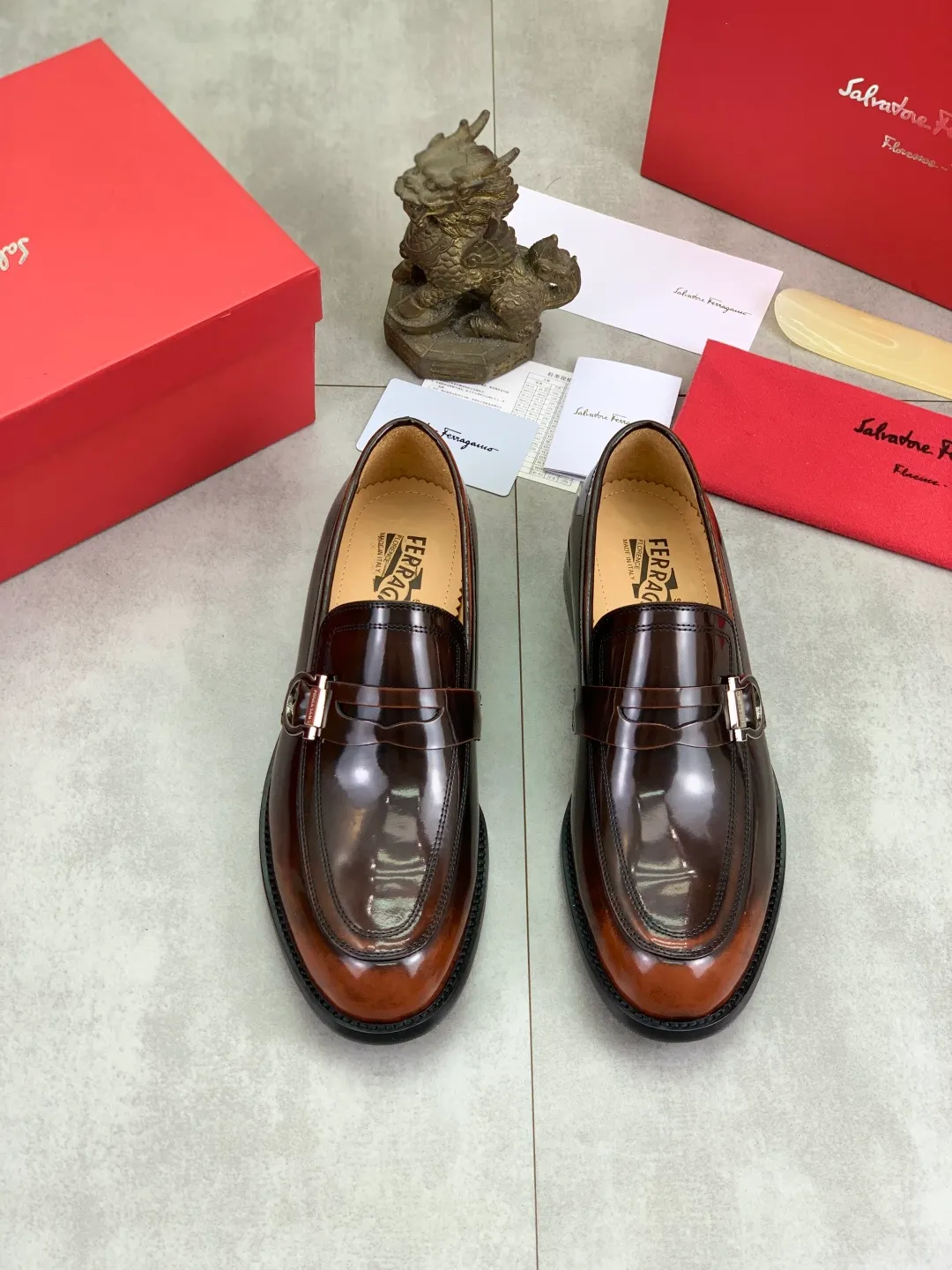 Men's Men's Shoes 💰P562💰[New Style] Water-dyed Niuli 🆘[Salvatore Ferragamo] Ferragamo's latest casual business leather shoes for men! Listed simultaneously! The fabric is made of specially imported original open-edge beaded calfskin, and the interior is made of imported water-dyed cowhide. It is absolutely luxurious and leads the fashion trend. Matching code: 38-44 (45 and 46 can be customized) Black, brown and burgundy colors available